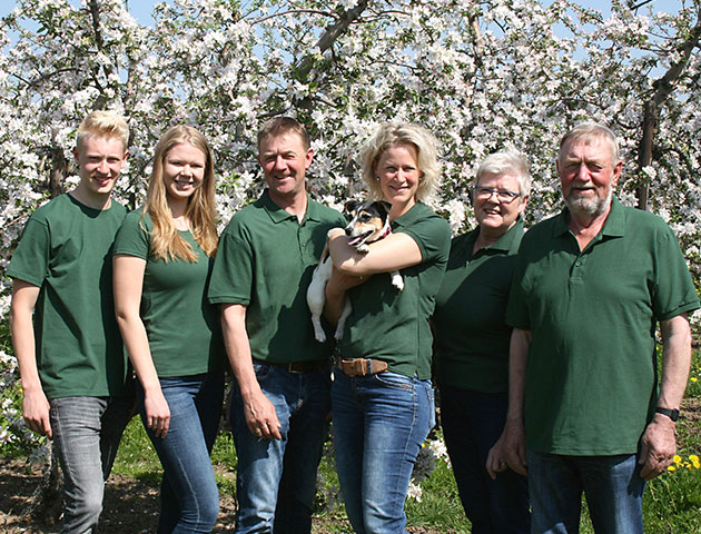 Familie Harms inmitten der Obstbaum-Blüte im Alten Land